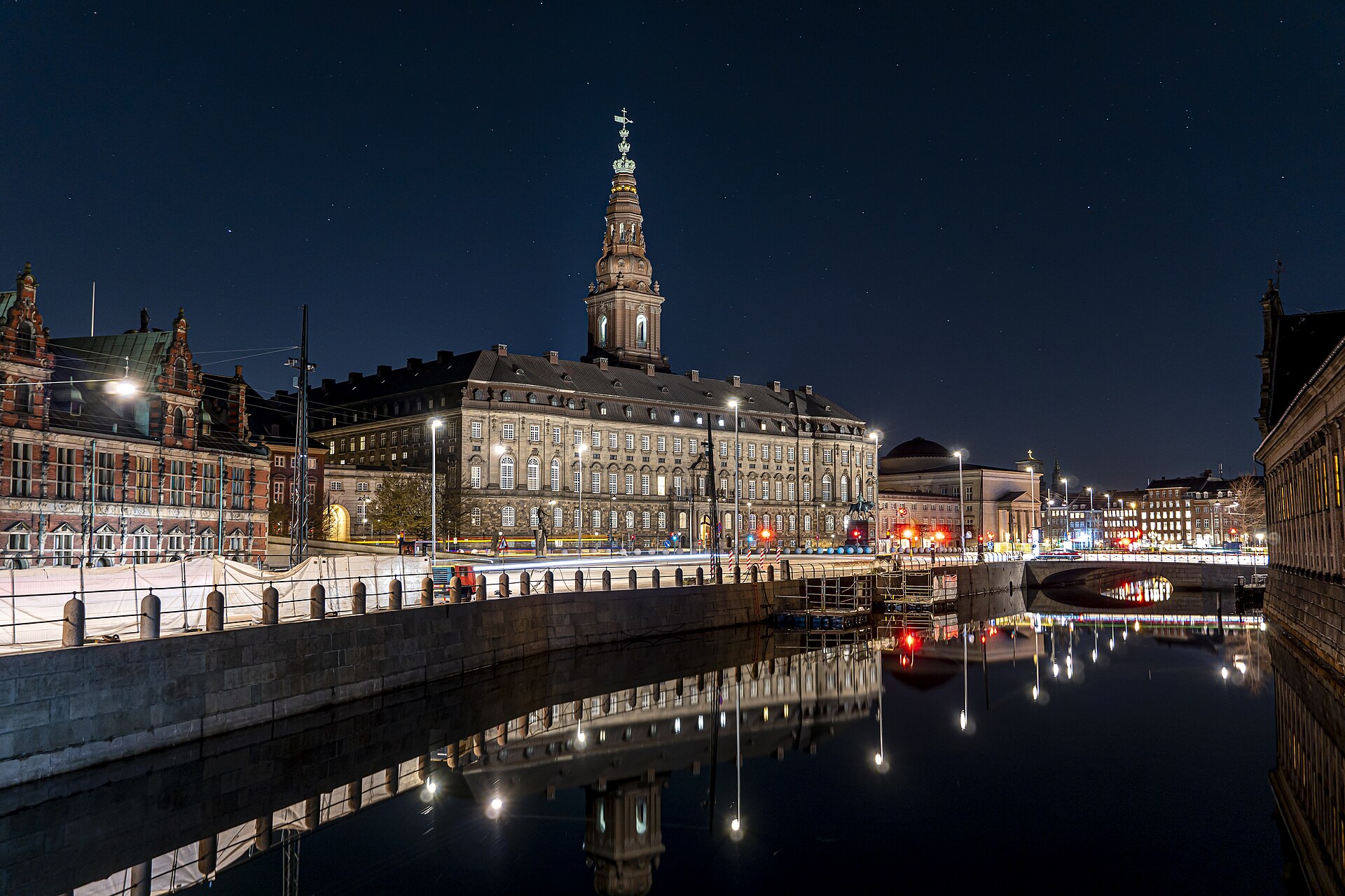 Christiansborg oplyst om aftenen, spejlet i kanalen