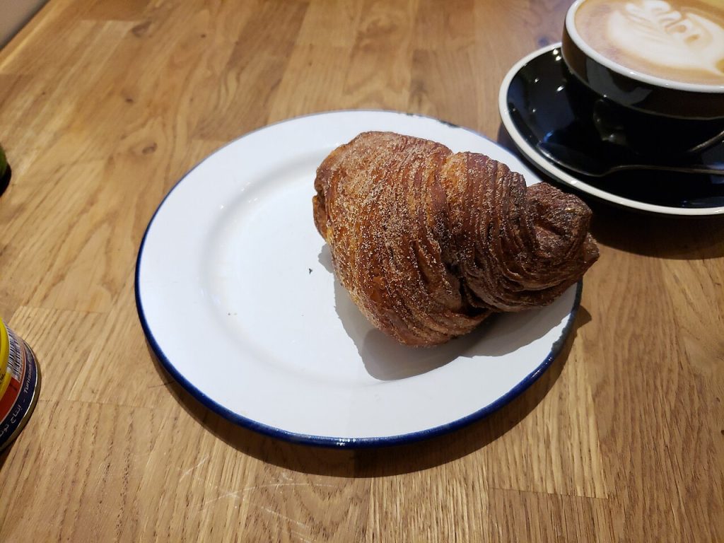 Kanelsnegl og kaffe på et træbord